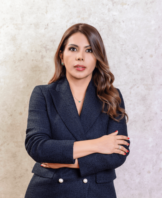 Abogada Laura López, especialista en Derecho Administrativo en Colombia.